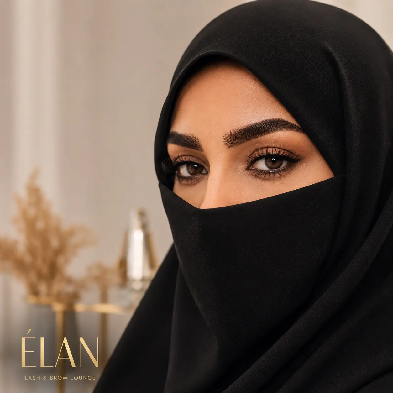 امرأة عربية أنيقة ترتدي الحجاب الأسود مع حواجب مثالية ورموش جميلة لإبراز جمال العينين في ELAN Lash & Brow Lounge دبي